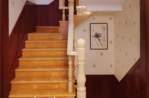 漳浦中式别墅室内汉白玉石楼梯的定制安装装饰效果