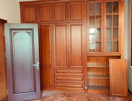 漳浦中式家庭装修里定制的实木衣柜效果图